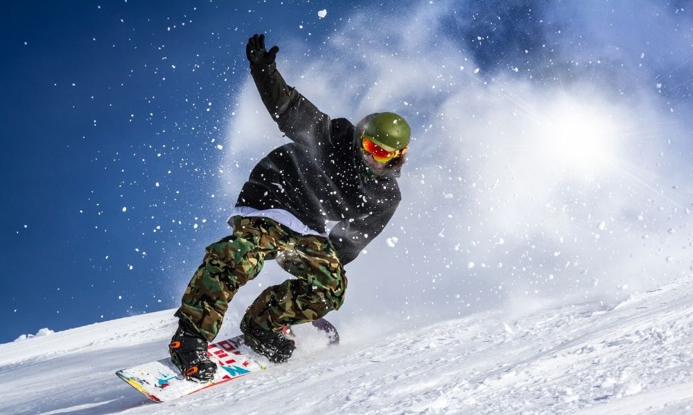 What You Should Wear To Keep Warm While Snowboarding